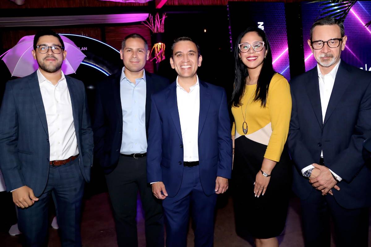 Colaboradores de Banco CUSCATLAN reunidos en la presentación oficial de la tarjeta de crédito ep@y
