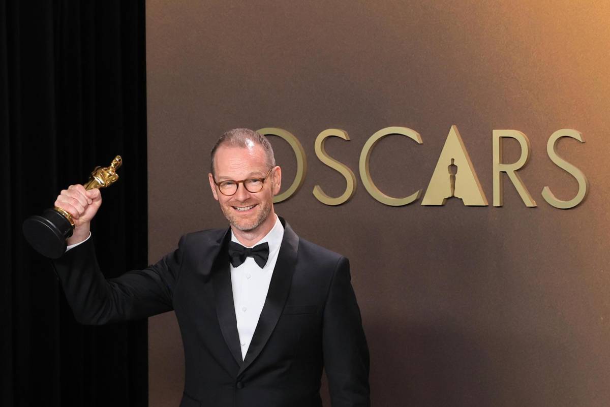 Joachim Trier posa con la estatuilla a mejor película internacional por Noruega, <i>Sentimental Value</i> en la ceremonia 98º de los premios Óscar