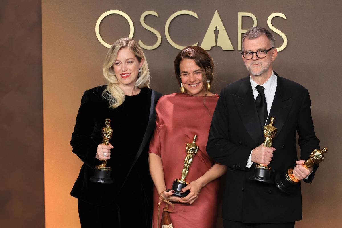 Sara Murphy y Paul Thomas Anderson posan con la estatuilla a mejor película por <i>One Battle After Another</i> junto a Carmen Ruiz de Huidobro en la ceremonia 98 de los premios Óscar, en Los Ángeles