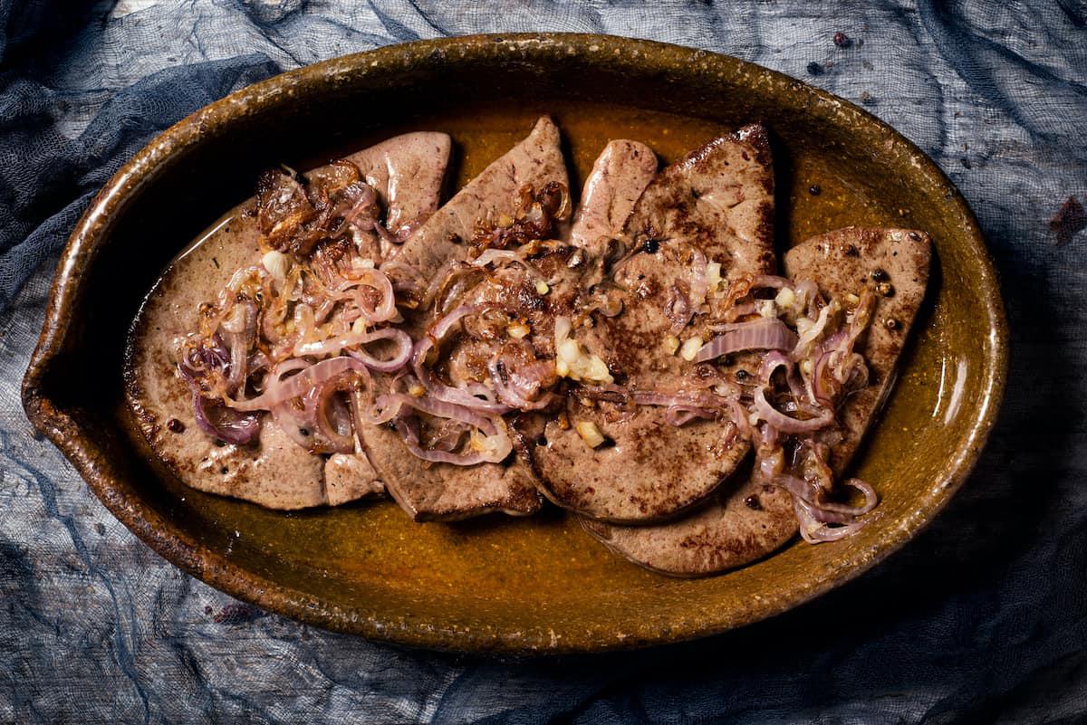 El hígado encebollado es una especialidad de México y Perú, está hecho con hígado de res y cebollas, puede acompañarse de arroz o puré de papas. 