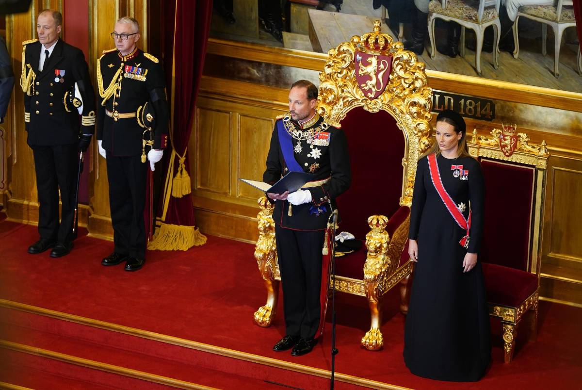 El Rey Haakon VIII jura lealtad a la Constitución de Noruega