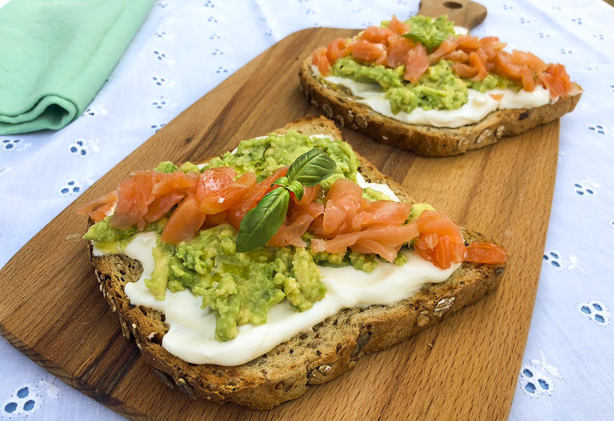 <b>Tostadas con Aguacate y Salmón Ahumado</b>Preparación: Tuesta rebanadas de pan. Unta aguacate en cada rebanada y agrega salmón ahumado. Decora con eneldo y limón.