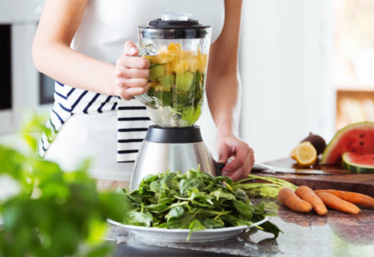 <b>4. LICUADORA DE ALTA POTENCIA:</b> Perfecta para los batidos verdes de la mañana y para licuar tus vegetales para la salsas caseras.