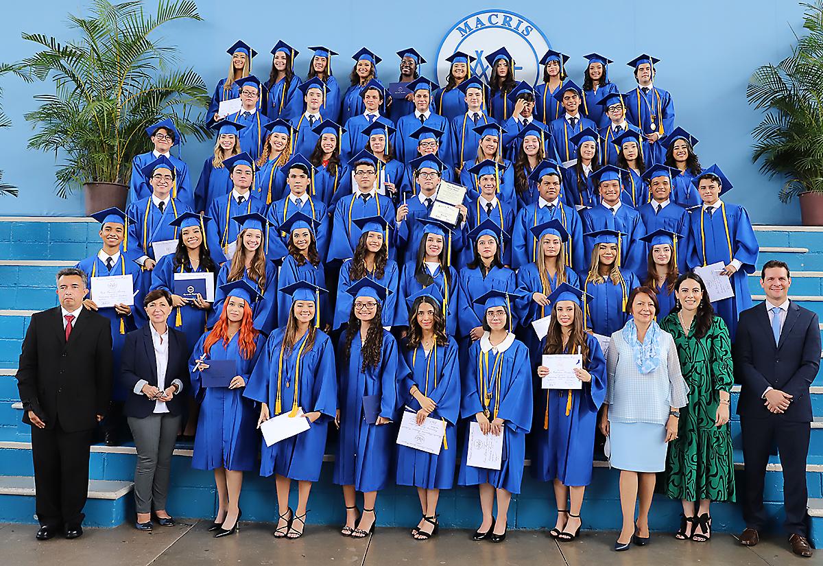 Fue un día de emociones. Los seniors 2022 de Macris School protagonizaron una solemne ceremonia de graduación, recibiendo entusiastas su título de high school y culminando así una de las etapas más importantes de su vida.
