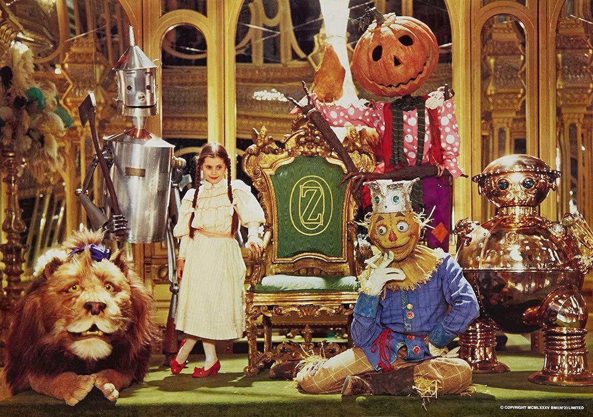 <b>Return to Oz (1985)</b>Esta secuela de Disney, basada en las novelas de Baum, presenta una versión más oscura y surrealista de Oz, explorando la historia de Dorothy tras los eventos de la película original. Aunque no fue un gran éxito comercial, se ha convertido en una cinta de culto por su atmósfera sombría y su distintivo estilo visual.