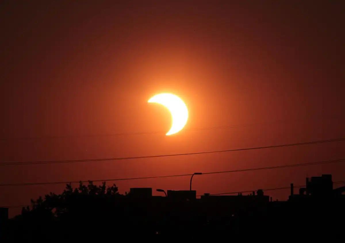 ¿Cuál es el riesgo de ver un eclipse solar sin protección?