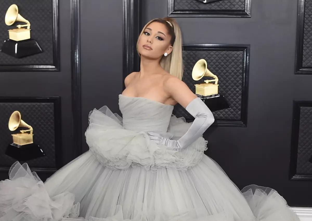 Si tuviera la oportunidad, me encantaría vestir a Ariana Grande. Admiro mucho su estilo único, que combina feminidad, elegancia y un toque moderno y fresco