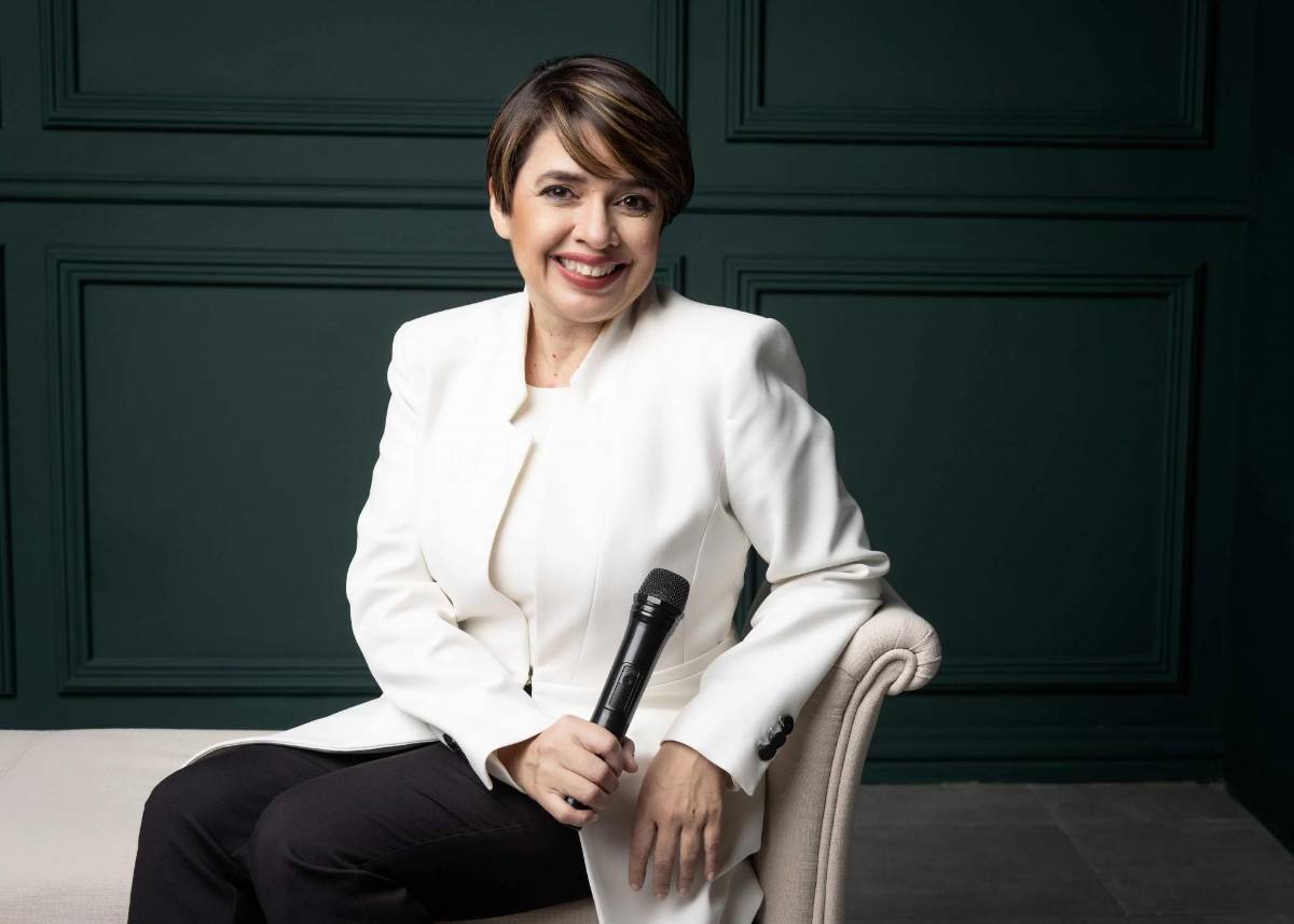 Calderón es creadora de la metodología MindSmart Leader™️ y fundadora de la empresa Creciendo Líderes.