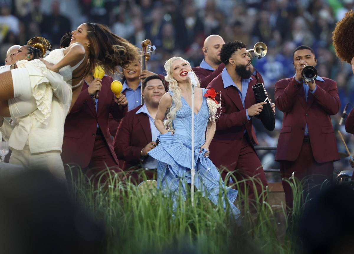 Lady Gaga llevó un vestido azul celeste que hacía un guiño al primer color del triángulo de la bandera puertorriqueña, que estuvo vigente entre 1895 y 1952. EFE/EPA/JOHN G. MABANGLO