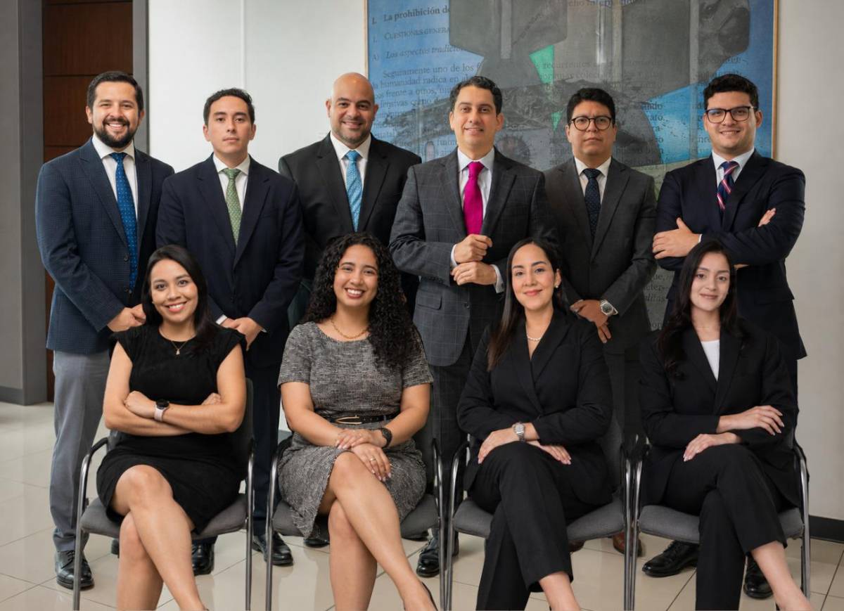 A-Team en Honduras. Mayora &amp; Mayora cuenta con un equipo de especialistas en derecho listos para apoyar a clientes en un amplio espectro de casos. De izquierda a derecha: Daniel Fléfil, Sebastián Montenegro, Cristian Stefan, Odín Guillén, Iván Flores, Pedro Canales, Andrea Pereira, Sofía Pineda, Sara Lugo y Abril Amaya