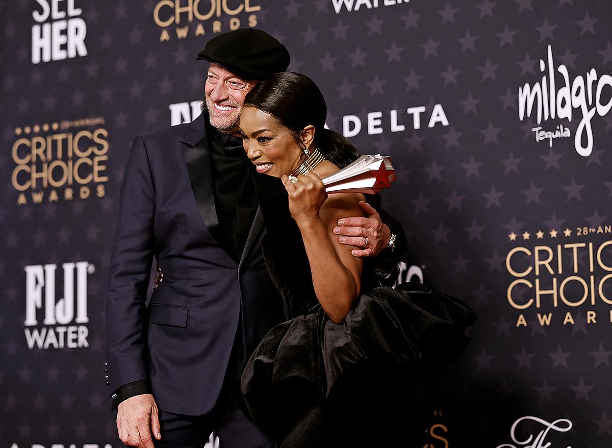 Troy Kotsur con Angela Bassett, ganadora del premio como Mejor Actriz de Reparto por su rol en “Black Panther: Wakanda Forever” 