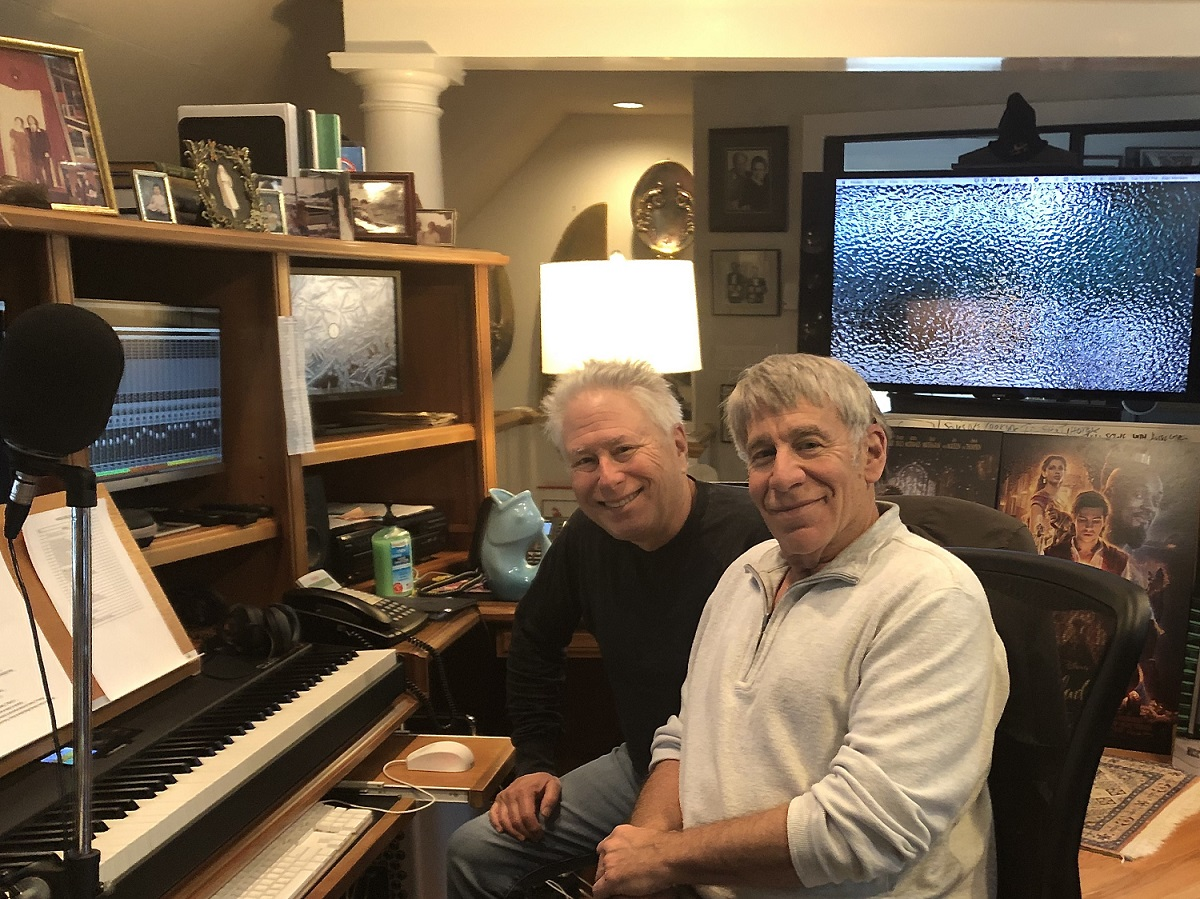 Otra de las dudas que perseguían al ciberespacio era si habrá canciones, y la respuesta es sí. Los compositores Alan Menken y Stephen Schwartz, ambos con nominaciones al Óscar por “Happy Working Song”, “So close” y “That’s How You Know”, confirmaron su regreso a la secuela.