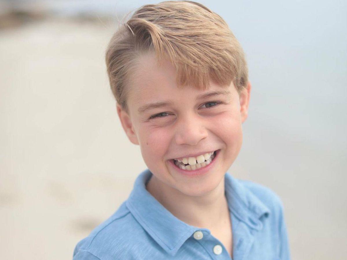 El príncipe George, hijo de William, pasó a ser el segundo en la línea de sucesión. 