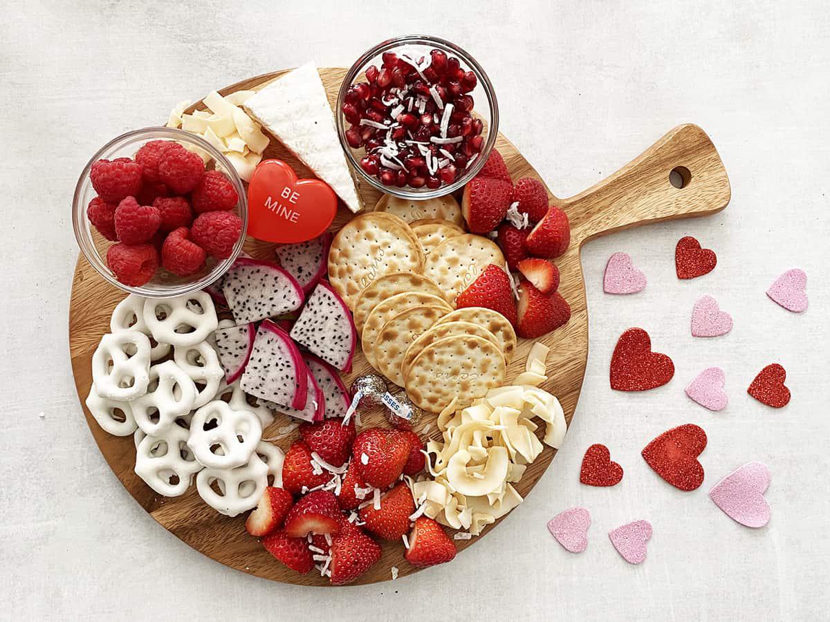 La comida puede ser salada, dulce o ambas. ¡Tú decides! Pero tiene que ser fácil de transportar (nada de sopas). Te recomendamos unas boquitas como hummus, bruschetta de tomate y albahaca, fresas con chocolate o una tabla de quesos, ¡hay miles de opciones! Para el plato fuerte puedes llevar una ensalada de quinoa, pizza (puntos extra si es en forma de corazón), hasta hamburguesas. Para el postre las opciones abundan, desde cheesecake, hasta algún delicioso flan.