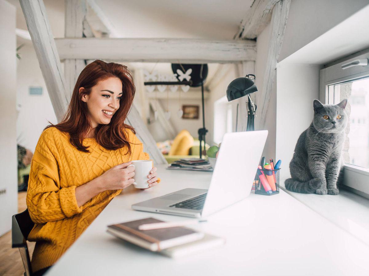 Cambia de escenario. Busca alredeor de tu casa otro rincón especial para que trabaja o puede emigrar a trabajar a una café, esa pequeña escapada durante la semana le dara otro giro y te sentiras relajada. 