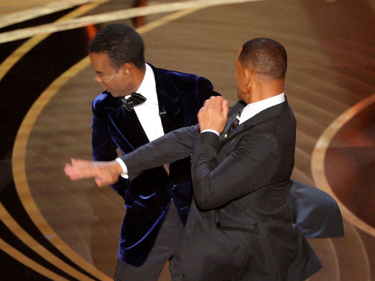 Will Smith le dio tremendo bofetón a Chris Rock en plena entrega de los Premios Óscar 2022.