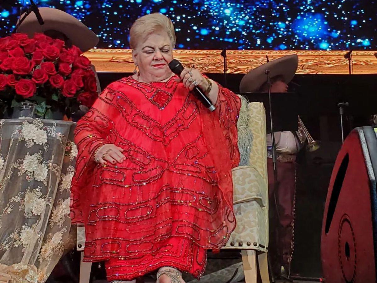 <b>Disculpas públicas que terminaron en confrontación (2015):</b> Tras sus comentarios sobre la adopción por parejas homosexuales, Paquita la del Barrio ofreció disculpas públicas en un evento organizado en un club gay. Sin embargo, la conferencia terminó en un altercado, donde la cantante y los asistentes se enfrentaron verbalmente con los medios de comunicación presentes, calificándolos de “payasos de circo”.