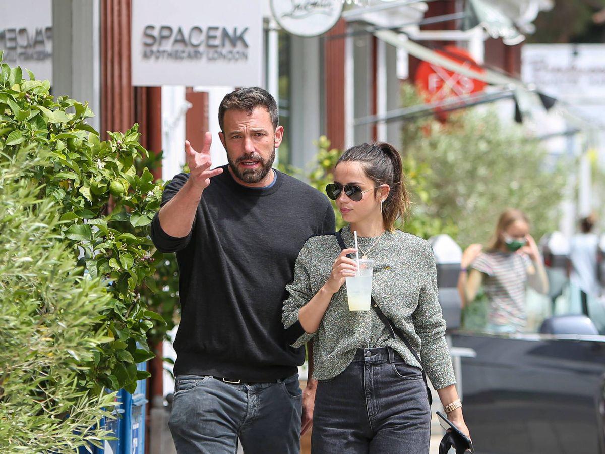 <b>Ana de Armas (2020-2021).</b> Affleck y la actriz cubana se conocieron en el set de la película “Deep Water” en 2020 y rápidamente comenzaron a salir. Su relación fue muy pública, con numerosas fotos de la pareja paseando juntos durante la pandemia. Sin embargo, en enero de 2021, se informó que la pareja había decidido separarse de manera amistosa.
