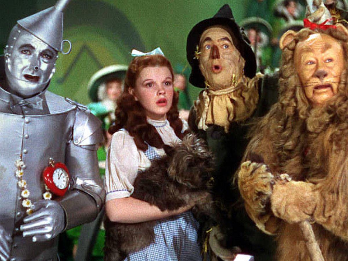 <b>El Mago de Oz (1939)</b>Esta es la adaptación cinematográfica más icónica, protagonizada por Judy Garland en el papel de Dorothy. La película es famosa por su innovador uso del color, pasando de sepia a Technicolor al llegar al mundo de Oz, y por canciones inolvidables como “Over the Rainbow”. Ha sido una influencia directa en la cultura pop y es el punto de referencia para casi todas las adaptaciones posteriores.