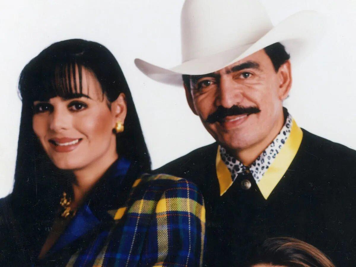 Maribel Guardia y Joan Sebastian coincidieron en un palenque. Allí sintieron el flechazo del amor a primera vista, pero como todo lo bueno tiene su dificultad, al cantante le tocó esperar por la actriz, debido a que ella estaba comprometida en ese entonces. Al final, el amor fue tan grande que contrajeron matrimonio en 1992.
