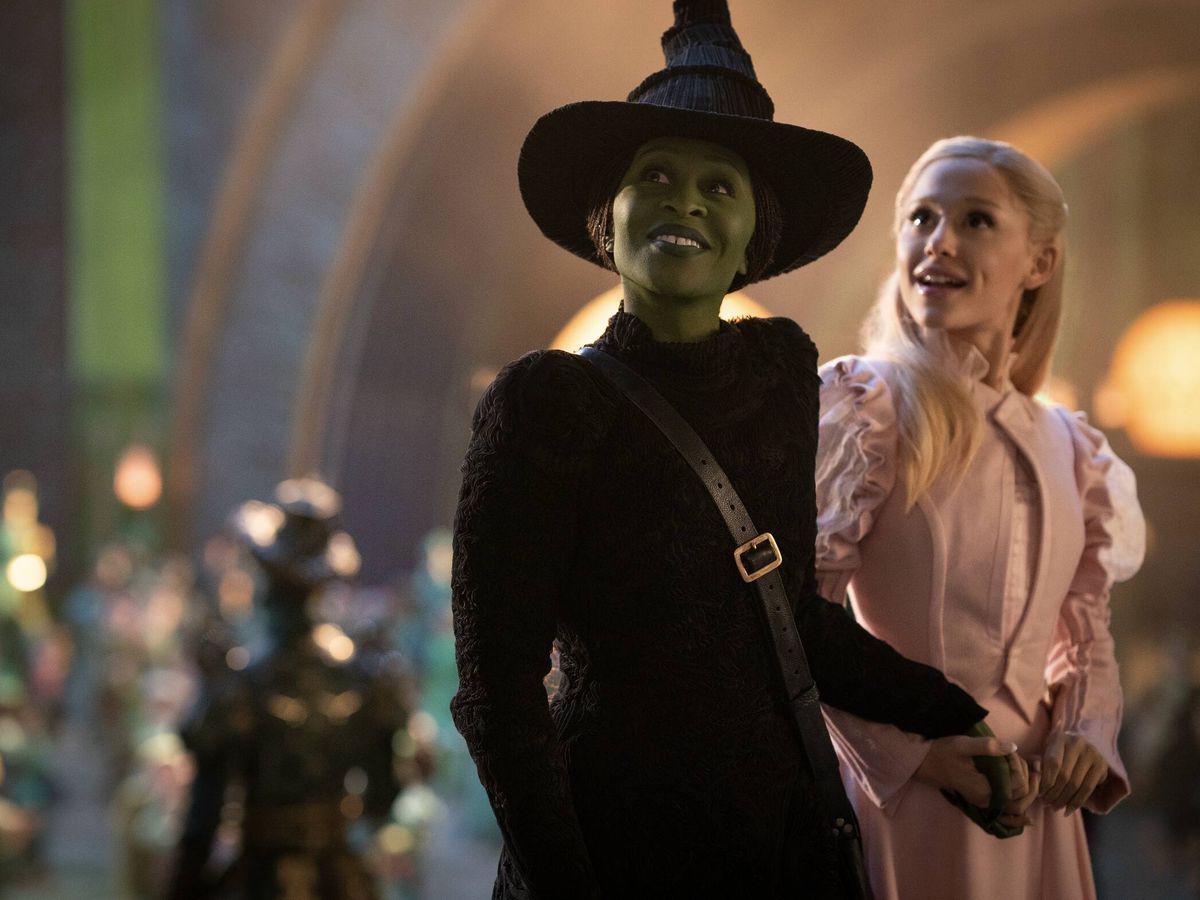 La transición de “Wicked” del escenario de Broadway a la gran pantalla no fue tarea sencilla. Desde sus primeras etapas de desarrollo, la película enfrentó múltiples desafíos que retrasaron su producción durante más de diez años. Sin embargo, bajo la dirección visionaria de Jon M. Chu, el proyecto finalmente cobró vida, debutando en 2024 y recaudando más de 728 millones de dólares a nivel mundial.