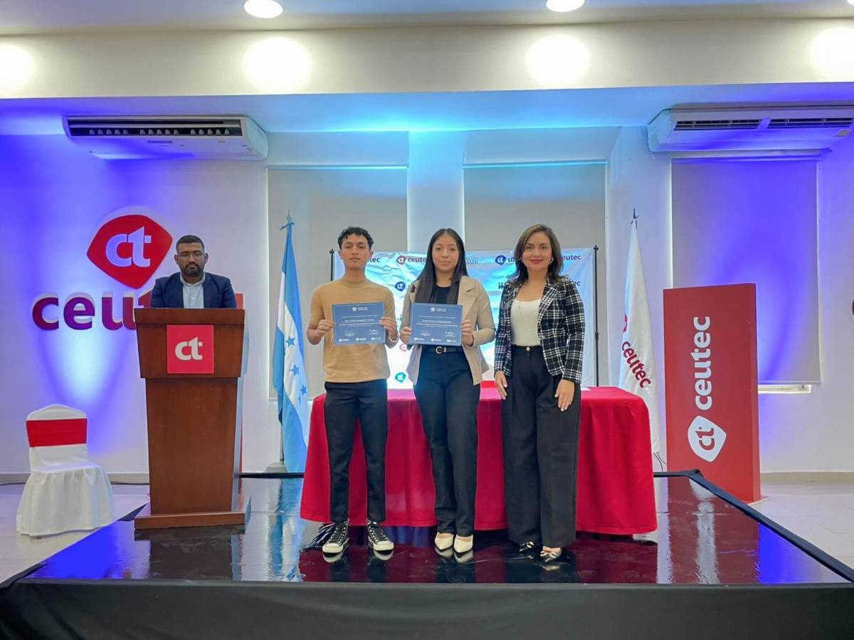 Estudiantes celebran su ingreso a CEUTEC como beneficiarios del Programa de Becas Fundación Nasser, una apuesta por el talento joven.