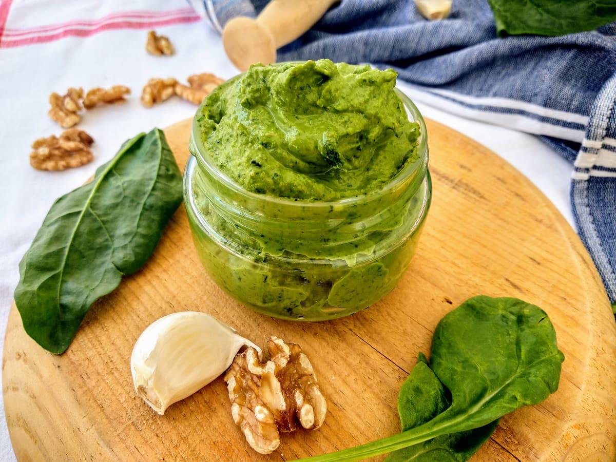 La maidanosalata es una pasta griega compuesta de perejil como ingrediente principal. 