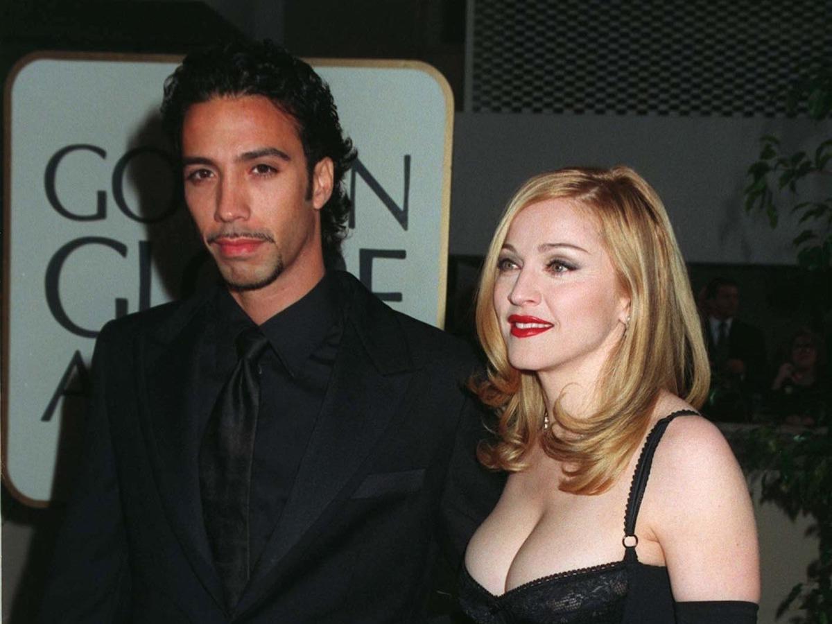 En esta imagen del 19 de enero de 1997, Madonna asiste a los Golden Globe junto a Carlos León, uno de sus romances más sonados. Esa noche recibió el premio como Mejor Actriz de Musical o Comedia por <i>Evita.</i> La relación duró dos años, tiempo en el que tuvieron a su hija Lourdes León