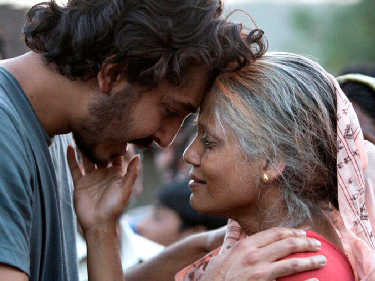 <b>Un camino a casa.</b> Esta historia real es un viaje hacia las raíces. Un niño se pierde en las calles de India, sobrevive y es adoptado por una familia australiana. Años después, con solo sus recuerdos y la ayuda de Google Earth, decide buscar a su familia biológica. Un camino a casa no es una historia religiosa, pero es profundamente espiritual. Habla de la conexión inexplicable entre las personas, el destino y el deseo universal de pertenecer. Puedes verla en MAX.
