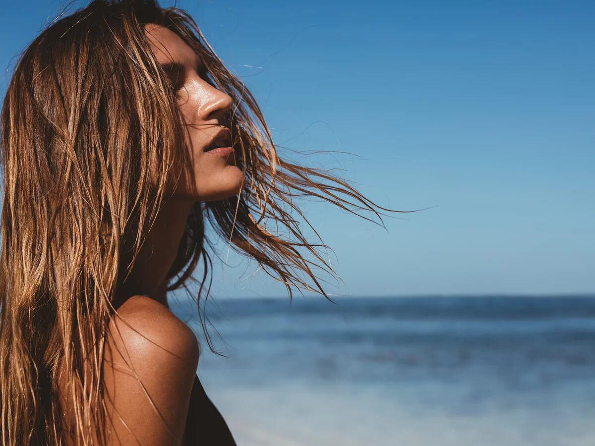 El cabello expuesto al agua salada tiende a enredarse y formar nudos con mayor facilidad. Esto ocurre debido a que la sal y los minerales presentes en el agua marina pueden crear una textura áspera en el cabello, haciendo que las hebras se entrelacen entre sí. Este problema se agrava si no se enjuaga y acondiciona el cabello adecuadamente después de nadar.