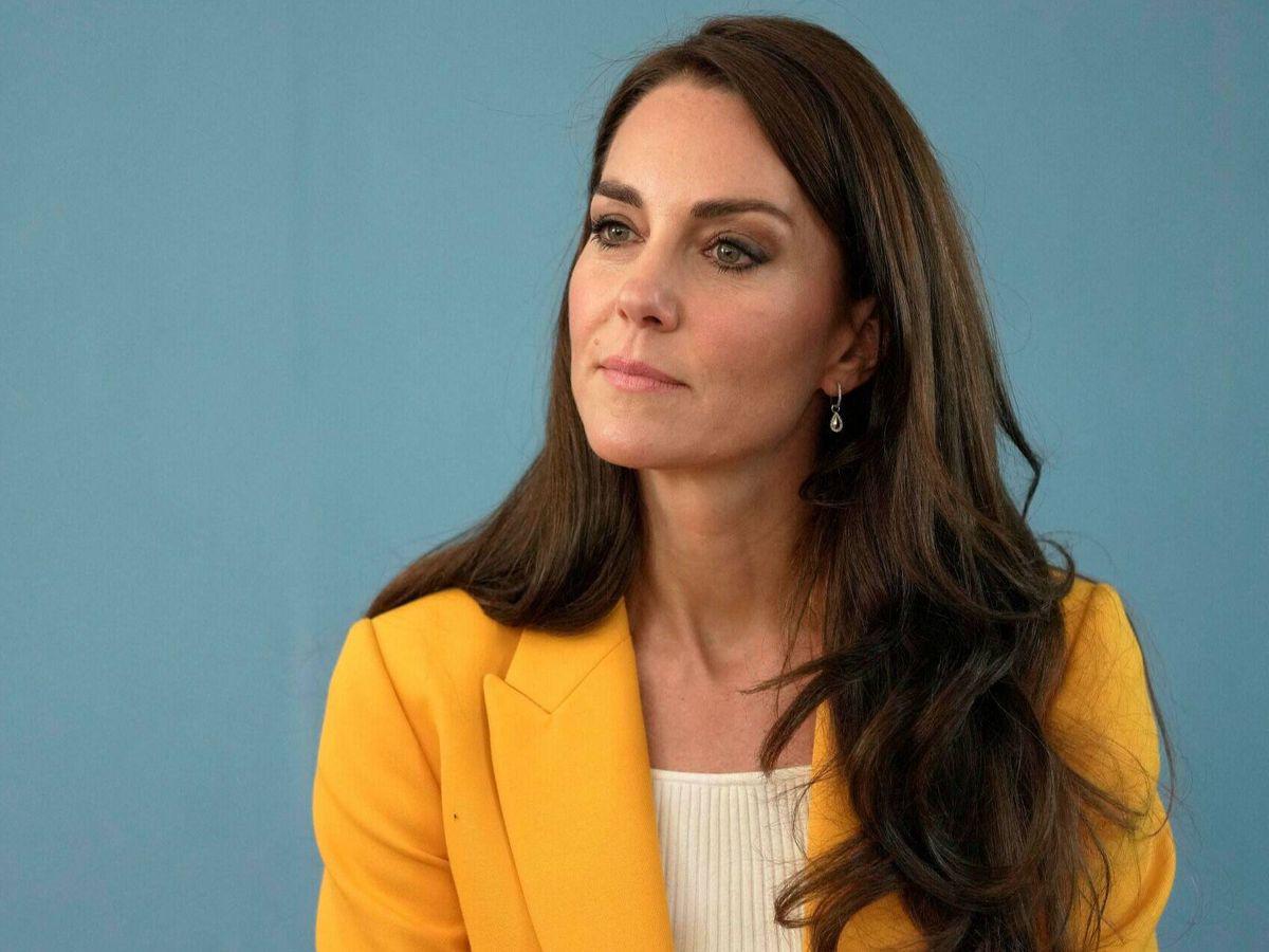 Corre la idea de que Kate se encuentra haciendo frente a algún <b>problema de salud mental</b>, tal y como le ocurrió a la princesa Diana, y Buckingham Palace haya preferido que se mantenga en casa hasta que se recupere.