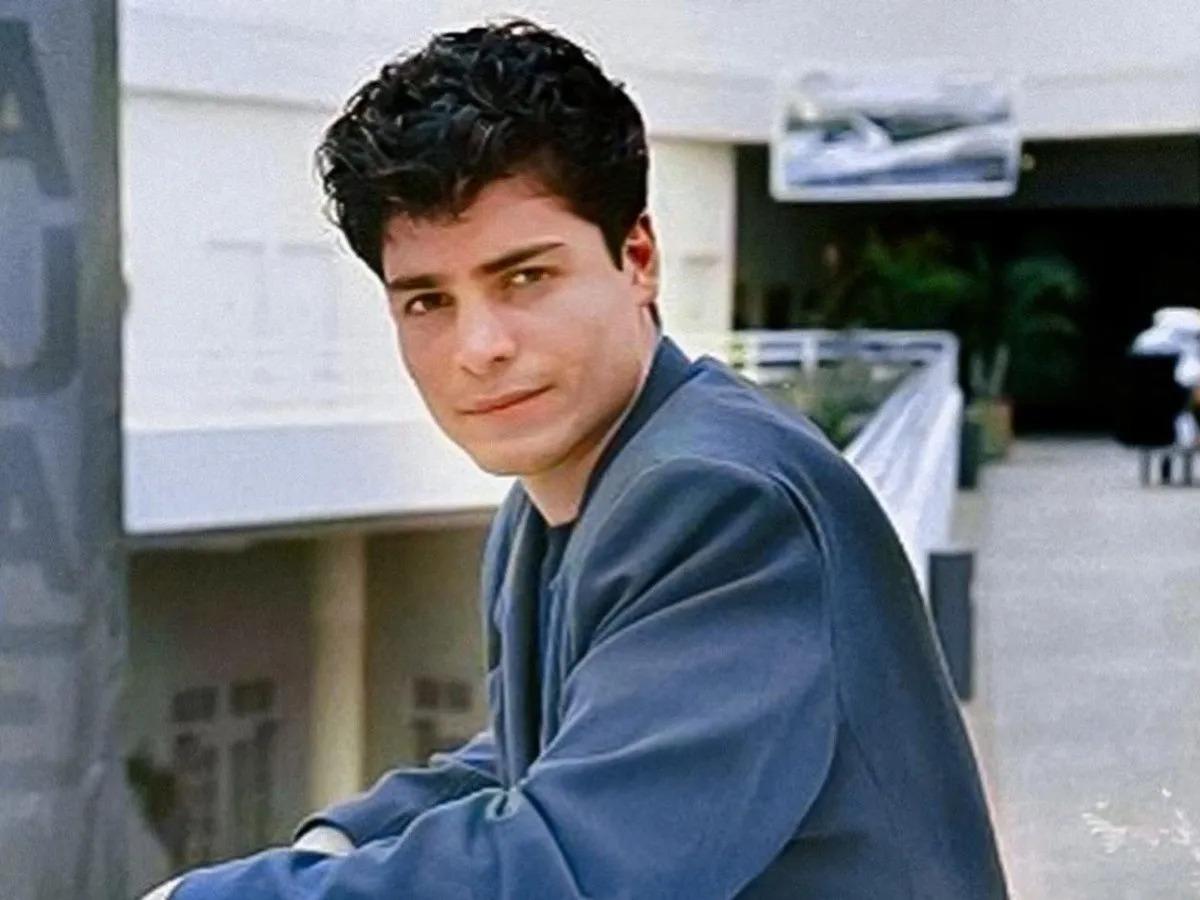 A mediados de los años 80, Chayanne decidió emprender su camino como solista. Su nombre artístico fue inspirado por una serie de televisión que su madre veía, y con ese sello personal, lanzó su primer disco en 1984. 