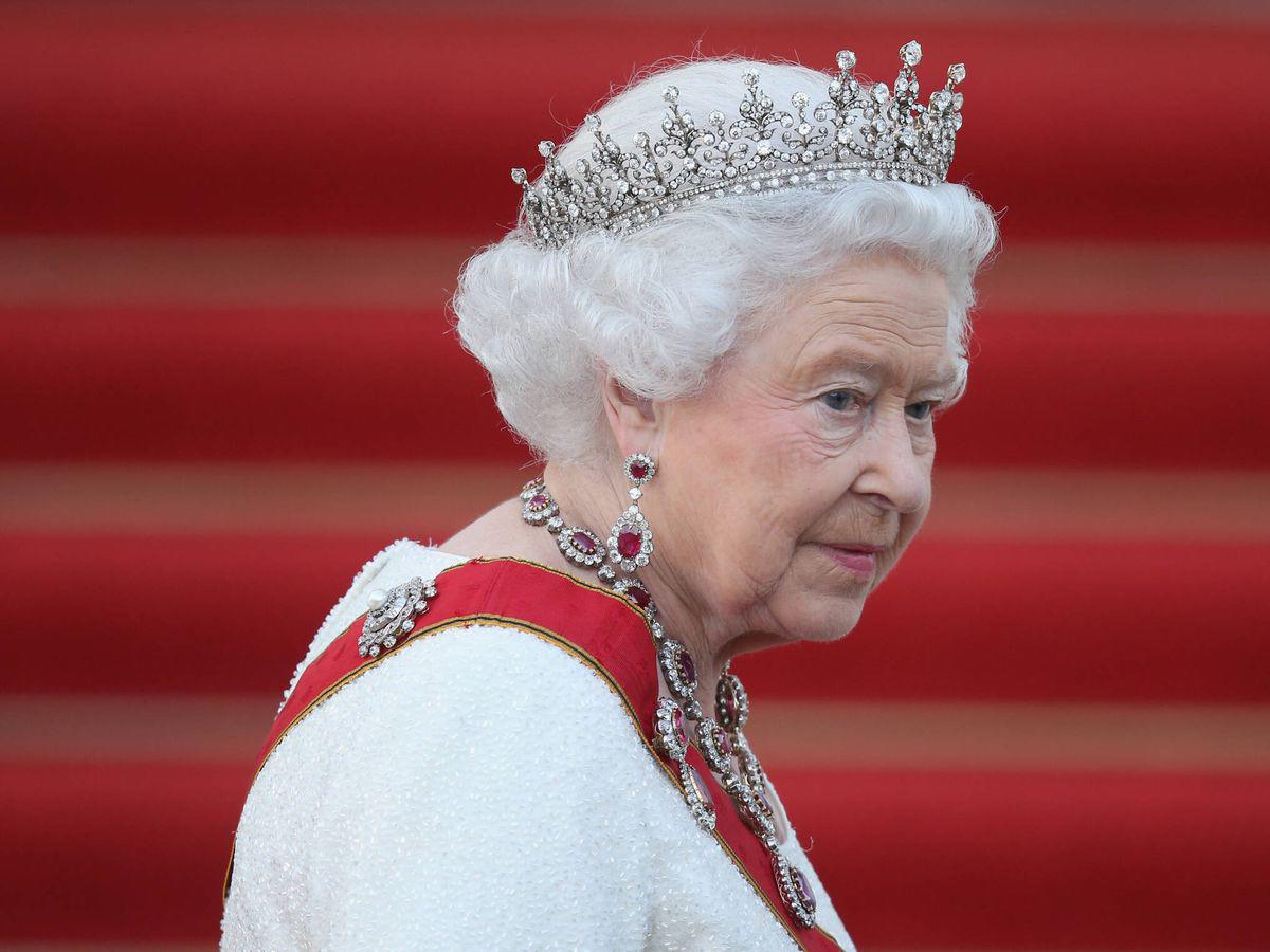 Como la muerte de la reina era esperada, es decir, se sabía que ella se encontraba mal de salud, la noticia se difundió a través de los principales canales de televisión. Los canales de la BBC, que históricamente son los primeros en anunciar la noticia, se interrumpieron y transmitiron las señal de BBC One para contar la historia.