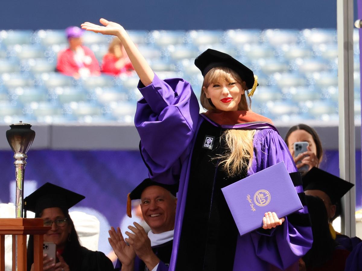 En mayo de 2022, recibió un Doctorado Honoris Causa en Bellas Artes por parte de la Universidad de New York debido a su gran legado en la música. ¡La doctora Taylor Swift!
