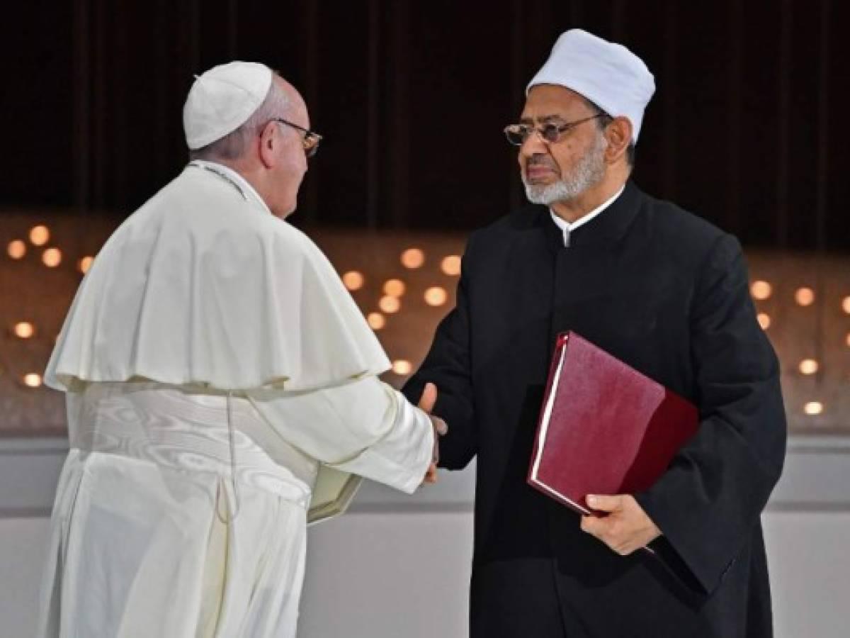 <b>Su encuentro con el Gran Imán de Al-Azhar.</b> Un gesto histórico de diálogo interreligioso entre la Iglesia católica y el Islam: Francisco y el Gran Imán Ahmad al-Tayyeb firmaron en 2019 el Documento sobre la Fraternidad Humana. La imagen de ambos tomados de la mano recorrió el mundo.