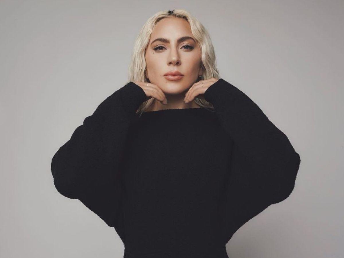 En 2010, mientras Lady Gaga alcanzaba fama mundial con su álbum debut y su distintiva estética, su vida privada contrastaba notablemente con su imagen pública. A pesar de su éxito meteórico, Gaga reveló que no tenía tiempo para conocer gente y que se sentía muy cómoda estando sola y en celibato. 