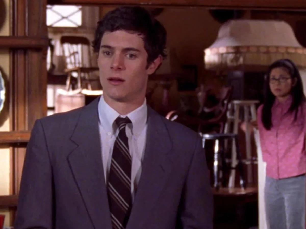 Si eres como la mayoría de los internautas, amaste al personaje de Dave, el inicial novio de Lane. Glamour mencionó: “el personaje de Brody, dejó Connecticut para ir a la universidad en California cuando el actor protagonizó The O.C., show ambientado en el sur de dicho estado”. 