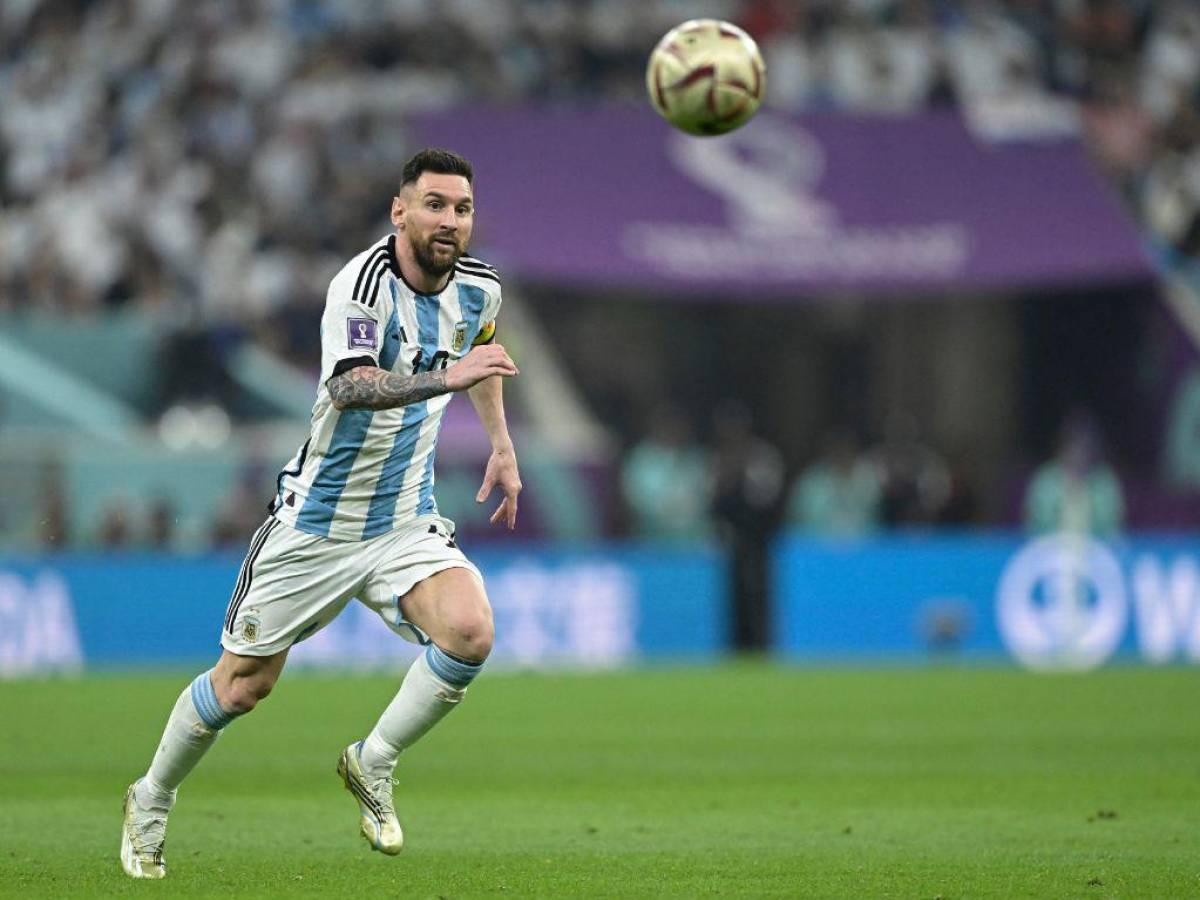5. Tiene rituales muy específicos antes de cada partido. Siempre pisa el campo con el pie derecho primero y hace un pequeño salto, convencido de que estos gestos le traen buena suerte.