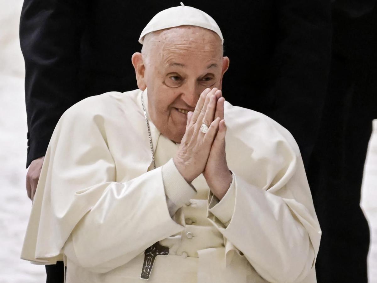 “La misericordia cambia el mundo”. Más que una consigna religiosa, fue su motor. Francisco creía en la revolución de la bondad como respuesta al odio, la injusticia y el dolor.