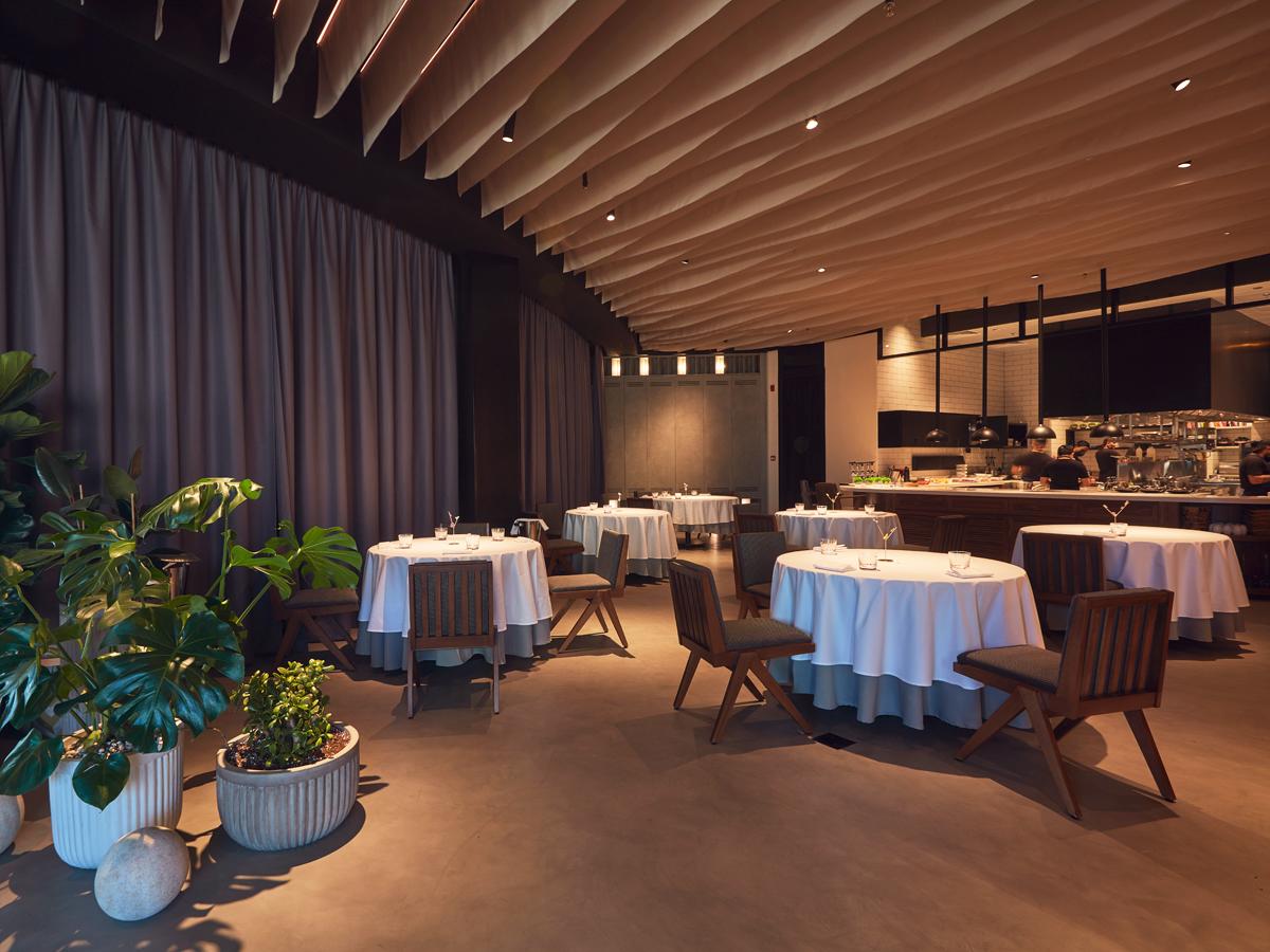 13. Trèsind Studio es un destacado restaurante ubicado en Dubái, Emiratos Árabes Unidos. Dirigido por el chef Himanshu Saini, el restaurante ofrece una experiencia culinaria única que combina la cocina moderna india con técnicas culinarias innovadoras y presentaciones creativas. Con un enfoque en la fusión de sabores auténticos con una presentación contemporánea, Trèsind Studio ha ganado reconocimiento internacional y es considerado uno de los mejores restaurantes de Dubái.