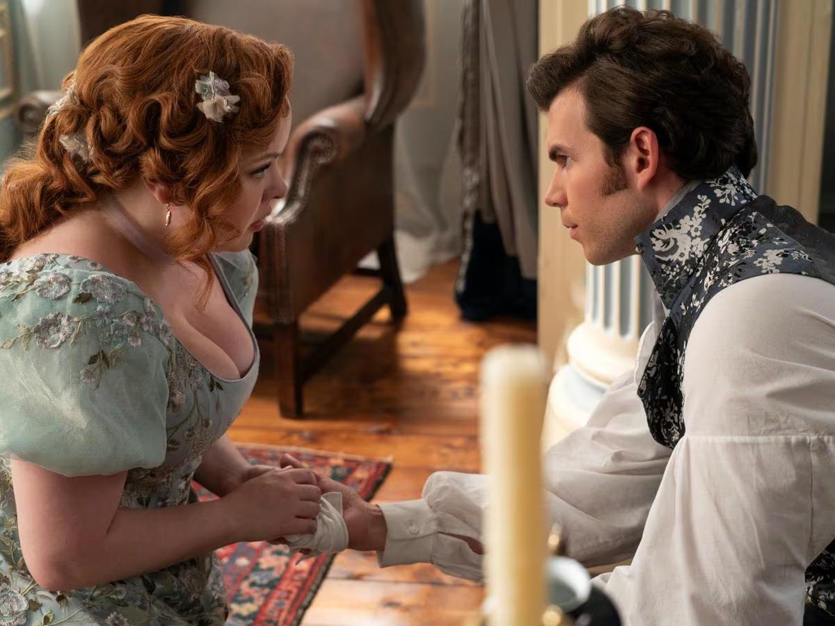 Netflix: Bridgerton/T3, parte 2 - 13 de junio Después de aceptar la propuesta de Colin, Penélope tendrá que anunciar su compromiso a su familia y a los Bridgerton. Al mismo tiempo, deberá manejar su distanciamiento de Eloise y mantener en secreto su identidad como Lady Whistledown.