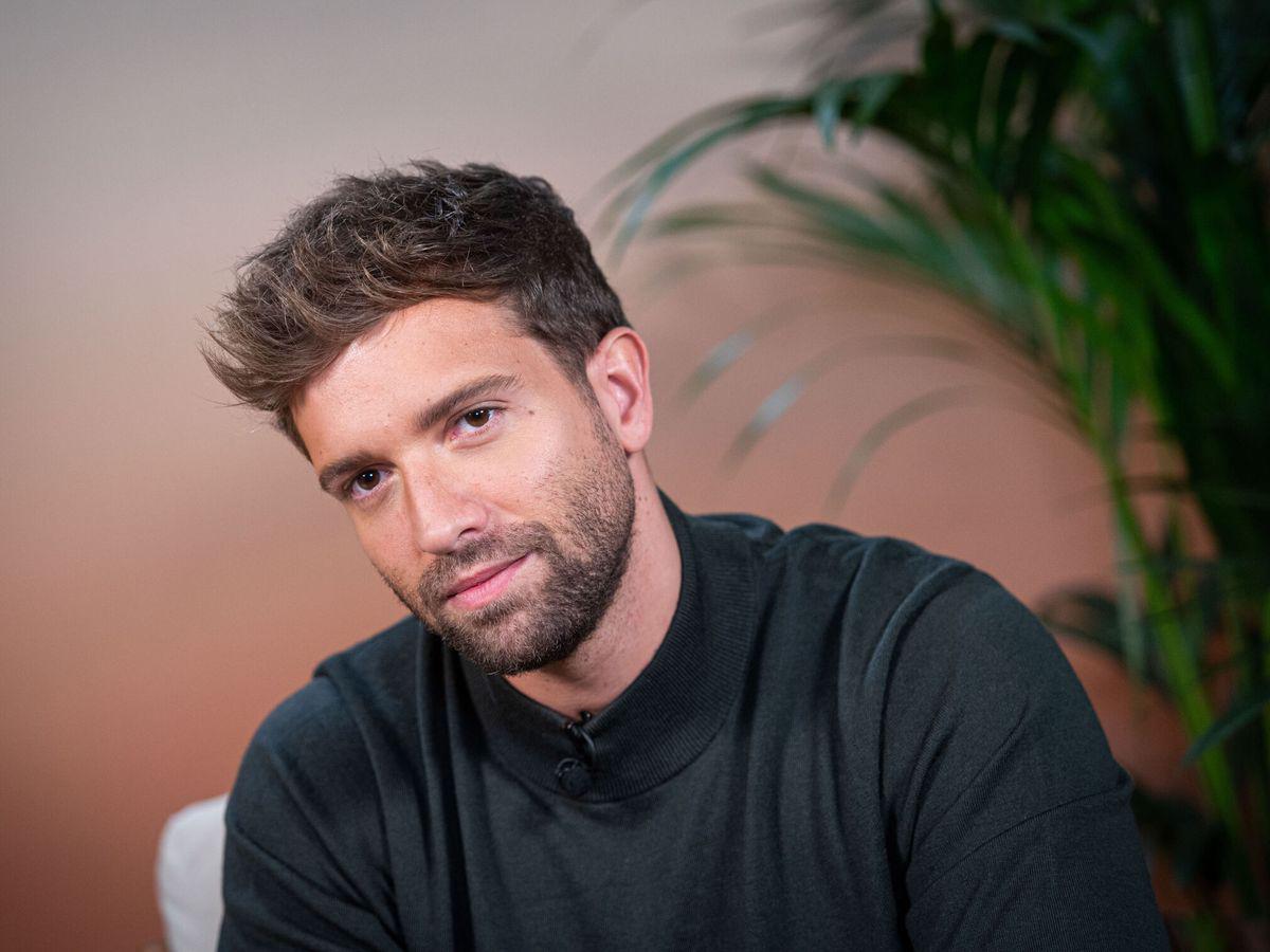 Aunque el cantante utiliza sus diferentes redes sociales para dirigirse a sus fans y hablarles con total sinceridad sobre distintos temas, como por ejemplo su sexualidad, el cantante confiesa odiar WhatsApp, ya que considera que cuando se discute por mensaje se malinterpreta todo y no le gusta utilizarlo.