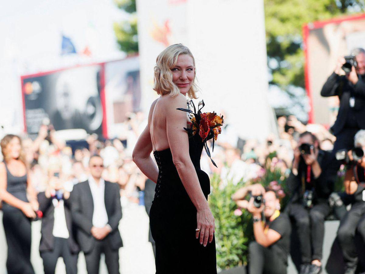 La actriz con un atuendo de Schiaparelli en la edición 2022 del Festival de Cine de Venecia