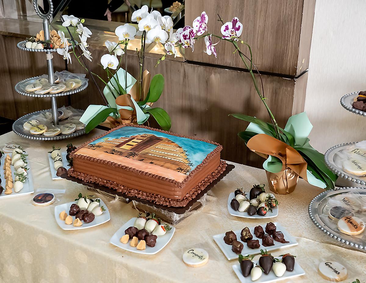En la estación de postres destacó un pastel con la figura de edificio del Banco de Occidente.