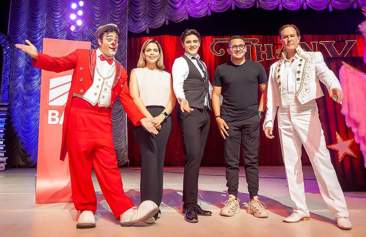 Sara Zepeda, Subgerente de Mercadeo Regional y Plataformas de Valor, Michael Zorzan, diabolista; Marcos de E3 y EMPRO y Romano García, mago ilusionista del show abracadabra de Tihany Spectacular.