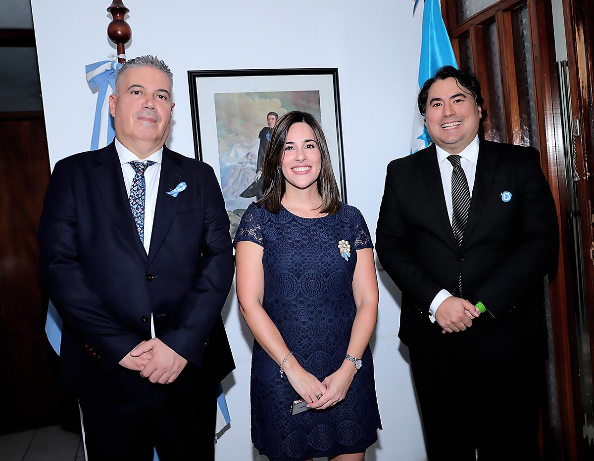 En un magno evento, la embajada de Argentina en Honduras organizó un elegante cóctel para celebrar la Fiesta Nacional Argentina. La velada estuvo llena de alegría, destacando la rica cultura y tradiciones argentinas. En la foto: Norberto Sáenz, Daniela Gutiérrez y Sebastian Kobaru.