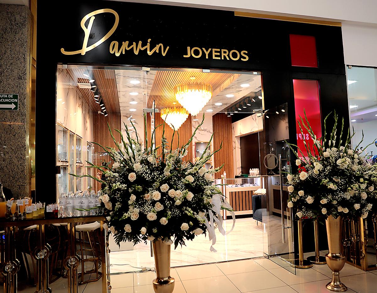 La experiencia de compra en Darvin Joyeros es incomparable, con un equipo dedicado que se esfuerza por superar las expectativas de los clientes en cada interacción.