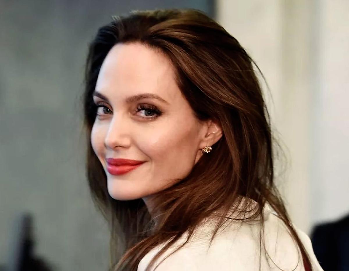 “No me he hecho nada y no creo que me lo hagan. Pero si hace feliz a alguien, eso depende de ellos. No estoy en la piel de otra persona para saber qué los hace sentir mejor consigo mismos. Pero no planeo hacerlo yo mismo”, Angelina Jolie.