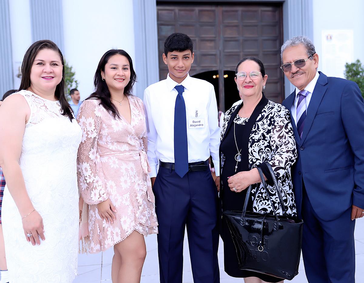 Gladys Ferrera, Génesis y David Gómez con Ana y Antonio Cerrato Gladys Ferrera, Génesis y David Gómez con Ana y Antonio Cerrato