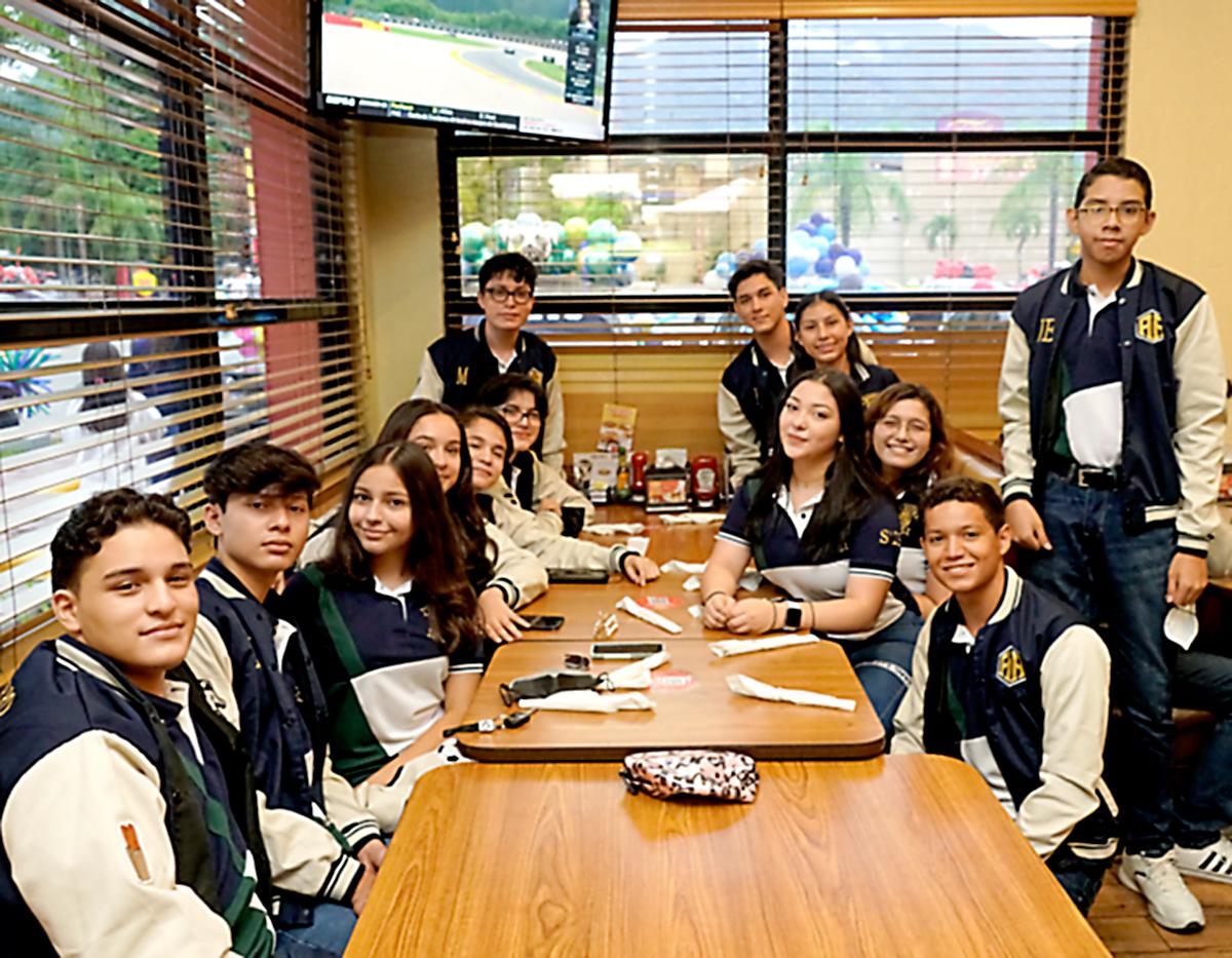 Los seniors se reunieron en el restaurante Denny’s para degustar un delicioso desayuno.